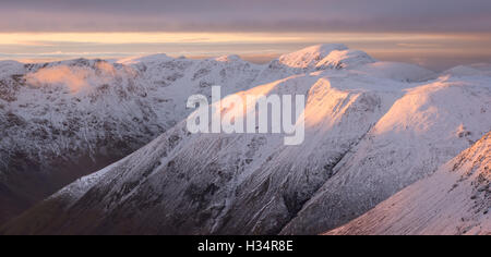 La lumière du soleil du soir sur les montagnes autour de Mosedale dans le Lake District National Park, Royaume-Uni Banque D'Images