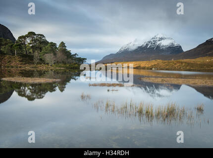 Liathach reflétée dans le Loch Torridon Glen, Clair, les Highlands écossais, l'Ecosse Banque D'Images