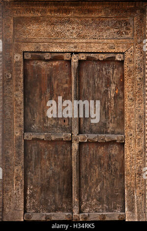 Vieille porte en bois à Agia Marina, l'île de Spetses, Attique, Grèce. Banque D'Images