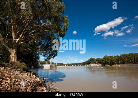 Mars 2010, les eaux du sud-est du Queensland s'écouler par lock/weir 10 à Wentworth. Banque D'Images