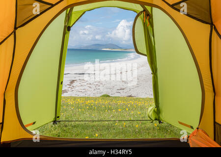 Tente de camping sauvage, vue sur la plage ouest Berneray, Outer Hebrides Banque D'Images