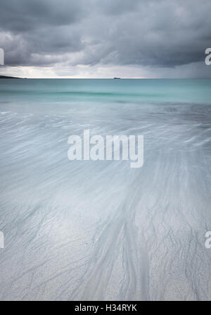 Approche de l'orage sur la plage ouest, Berneray, Hébrides extérieures, en Écosse Banque D'Images