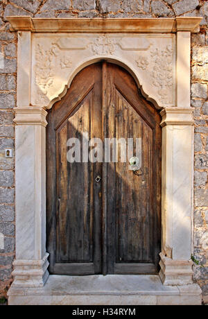 Vieille porte en bois d'une maison de maître, la ville d''Hydra, l'île d'Hydra, Attique, Grèce. Banque D'Images