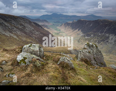 Vue vers le bas la vallée de Newlands to Skiddaw et Blencathra de Hindscarth Edge, Lake District National Park Banque D'Images