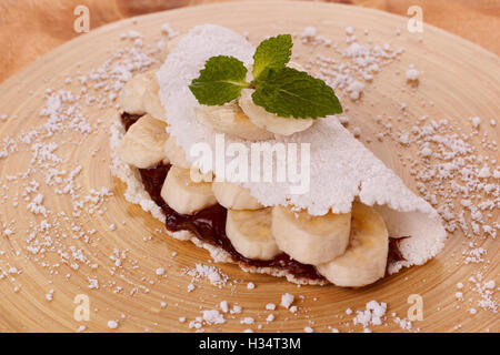 (Casabe, bammy beiju, bob, biju) - Galette de manioc (tapioca), banane et chocolat à tartiner sur la table en bois. Fo sélective Banque D'Images