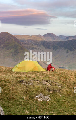 Camping sauvage en haut Snockrigg au-dessus de la lande dans le Lake District National Park Banque D'Images