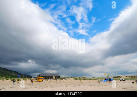 Et venteux orageux après-midi d'été à la plage de 81 cm, comté de Kerry, Irlande. Banque D'Images