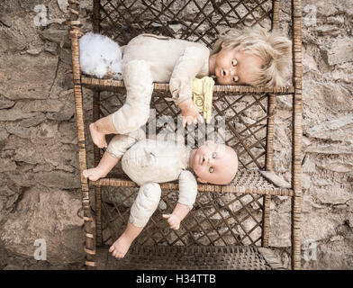 Doll holding pistolet en plastique sur la tablette en friches mountain house Banque D'Images