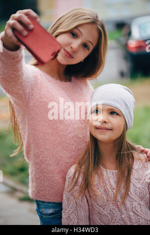 Deux magnifiques petites filles faire selfies Banque D'Images