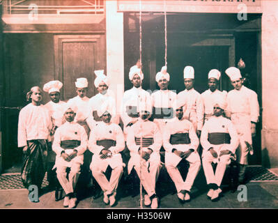 .London, Veeraswamy plus anciens du Royaume-Uni Restaurant Indien à Piccadilly. Pic montre Butlers et personnel de cuisine du Restaurant 1927 Veeraswamy Veeraswamy.plus anciens du Royaume-Uni Restaurant Indien à Piccadilly. Veeraswamy a une autre réclamation à la renommée : sa première étoile au guide Michelin. Le restaurant, qui a ouvert ses portes sur Regent Street à Londres en 1926, a reçu la reconnaissance ultime de l'excellence gastronomique Michelin en 2017 du guide, publié hier. Banque D'Images