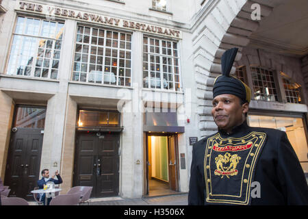 Londres, Veeraswamy plus anciens du Royaume-Uni Restaurant Indien à Pic Piccadilly montre l'extérieur du restaurant,Veeraswamy plus anciens du Royaume-Uni Restaurant Indien à Piccadilly. Veeraswamy a une autre réclamation à la renommée : sa première étoile au guide Michelin. Le restaurant, qui a ouvert ses portes sur Regent Street à Londres en 1926, a reçu la reconnaissance ultime de l'excellence gastronomique Michelin en 2017 du guide, publié hier. Banque D'Images