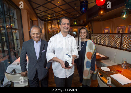 .Londres. Veeraswamy plus anciens du Royaume-Uni Restaurant Indien à Piccadilly. Salumkhe Pic montre Uday Chef exécutif avec les propriétaires Ranjit Mathrani PanjabiVeeraswamy et Namita plus anciens du Royaume-Uni Restaurant Indien à Piccadilly. Veeraswamy a une autre réclamation à la renommée : sa première étoile au guide Michelin. Le restaurant, qui a ouvert ses portes sur Regent Street à Londres en 1926, a reçu la reconnaissance ultime de l'excellence gastronomique Michelin en 2017 du guide, publié hier. Banque D'Images