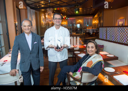 .Londres. Veeraswamy plus anciens du Royaume-Uni Restaurant Indien à Piccadilly. Salumkhe Pic montre Uday Chef exécutif avec les propriétaires Ranjit Mathrani et Namita Panjabi.Veeraswamy plus anciens du Royaume-Uni Restaurant Indien à Piccadilly. Veeraswamy a une autre réclamation à la renommée : sa première étoile au guide Michelin. Le restaurant, qui a ouvert ses portes sur Regent Street à Londres en 1926, a reçu la reconnaissance ultime de l'excellence gastronomique Michelin en 2017 du guide, publié hier. Banque D'Images