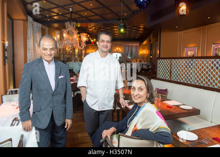 .Londres. Veeraswamy plus anciens du Royaume-Uni Restaurant Indien à Piccadilly. Salumkhe Pic montre Uday Chef exécutif avec les propriétaires Ranjit Mathrani et Namita Panjabi.Veeraswamy plus anciens du Royaume-Uni Restaurant Indien à Piccadilly. Veeraswamy a une autre réclamation à la renommée : sa première étoile au guide Michelin. Le restaurant, qui a ouvert ses portes sur Regent Street à Londres en 1926, a reçu la reconnaissance ultime de l'excellence gastronomique Michelin en 2017 du guide, publié hier. Banque D'Images