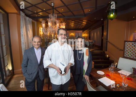 .Londres. Veeraswamy plus anciens du Royaume-Uni Restaurant Indien à Piccadilly. Salumkhe Pic montre Uday Chef exécutif avec les propriétaires Ranjit Mathrani et Namita Panjabi.Veeraswamy plus anciens du Royaume-Uni Restaurant Indien à Piccadilly. Veeraswamy a une autre réclamation à la renommée : sa première étoile au guide Michelin. Le restaurant, qui a ouvert ses portes sur Regent Street à Londres en 1926, a reçu la reconnaissance ultime de l'excellence gastronomique Michelin en 2017 du guide, publié hier. Banque D'Images