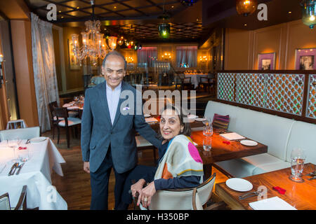 .Londres. Veeraswamy plus anciens du Royaume-Uni Restaurant Indien à Piccadilly. En 1926, quand le premier restaurant indien a commencé à servir de la bière froide aux côtés de ses currys, il a lancé une tendance qui dure aujourd'hui. Maintenant, 90 ans plus tard, un autre a Veeraswamy titre de gloire : sa première étoile au guide Michelin. Le restaurant, qui a ouvert ses portes sur Regent Street à Londres en 1926, a reçu la reconnaissance ultime de l'excellence gastronomique Michelin en 2017 du guide, publié hier. Salumkhe Pic montre Uday Chef exécutif avec les propriétaires Ranjit Mathrani et Namita Panjabi Banque D'Images