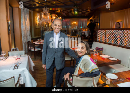 .Londres. Veeraswamy plus anciens du Royaume-Uni Restaurant Indien à Piccadilly. En 1926, quand le premier restaurant indien a commencé à servir de la bière froide aux côtés de ses currys, il a lancé une tendance qui dure aujourd'hui. Maintenant, 90 ans plus tard, un autre a Veeraswamy titre de gloire : sa première étoile au guide Michelin. Le restaurant, qui a ouvert ses portes sur Regent Street à Londres en 1926, a reçu la reconnaissance ultime de l'excellence gastronomique Michelin en 2017 du guide, publié hier. Les propriétaires montre Pic Ranjit Mathrani et Namita Panjabi Banque D'Images