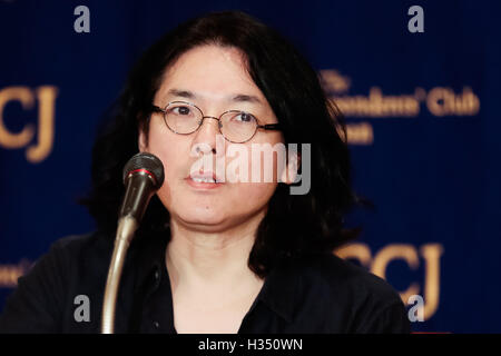 Directeur Shunji Iwai prend la parole lors d'une conférence de presse organisée par le Festival du Film de Tokyo 2016 au Club des correspondants étrangers du Japon le 4 octobre 2016, Tokyo, Japon. Iwai est cette année, le directeur de l'accent dans le Japon aujourd'hui l'article du festival. Son dernier film une fiancée pour Rip Van Winkle sera projeté pendant le Festival du Film de Tokyo (TIFF) 2016 qui se déroule du 25 octobre au 3 novembre. © Rodrigo Reyes Marin/AFLO/Alamy Live News Banque D'Images