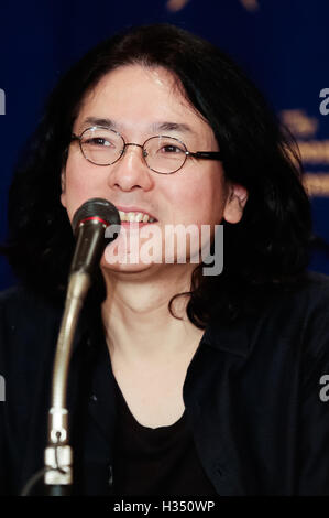 Directeur Shunji Iwai prend la parole lors d'une conférence de presse organisée par le Festival du Film de Tokyo 2016 au Club des correspondants étrangers du Japon le 4 octobre 2016, Tokyo, Japon. Iwai est cette année, le directeur de l'accent dans le Japon aujourd'hui l'article du festival. Son dernier film une fiancée pour Rip Van Winkle sera projeté pendant le Festival du Film de Tokyo (TIFF) 2016 qui se déroule du 25 octobre au 3 novembre. © Rodrigo Reyes Marin/AFLO/Alamy Live News Banque D'Images