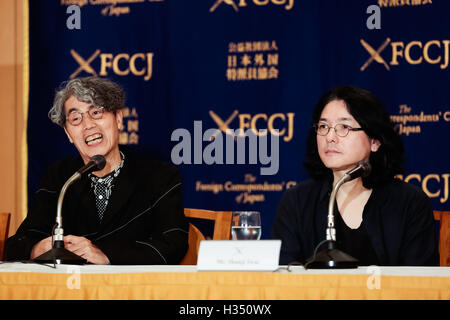 (L à R) Kohei Ando Japon maintenant conseiller de Programmation et directeur Shunji Iwai la parole au cours d'une conférence de presse tenue par le Festival du Film de Tokyo 2016 au Club des correspondants étrangers du Japon le 4 octobre 2016, Tokyo, Japon. Iwai est cette année, le directeur de l'accent dans le Japon aujourd'hui l'article du festival. Son dernier film une fiancée pour Rip Van Winkle sera projeté pendant le Festival du Film de Tokyo (TIFF) 2016 qui se déroule du 25 octobre au 3 novembre. © Rodrigo Reyes Marin/AFLO/Alamy Live News Banque D'Images