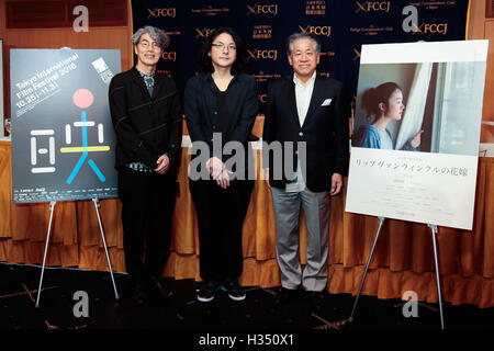 (L à R) Kohei Ando Japon maintenant conseiller en programmation, directeur Shunji Iwai et Yasushi Shiina, Directeur Général de 29e Festival International du Film de Tokyo poser pour les caméras dans le Club des correspondants étrangers du Japon le 4 octobre 2016, Tokyo, Japon. Iwai est cette année, le directeur de l'accent dans le Japon aujourd'hui l'article du festival. Son dernier film une fiancée pour Rip Van Winkle sera projeté pendant le Festival du Film de Tokyo (TIFF) 2016 qui se déroule du 25 octobre au 3 novembre. © Rodrigo Reyes Marin/AFLO/Alamy Live News Banque D'Images