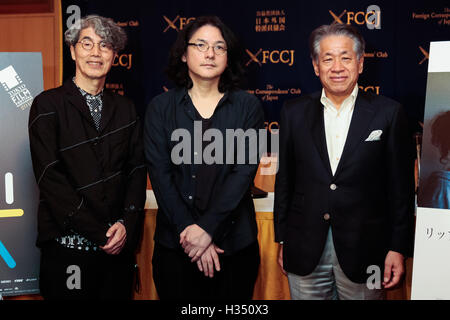 (L à R) Kohei Ando Japon maintenant conseiller en programmation, directeur Shunji Iwai et Yasushi Shiina, Directeur Général de 29e Festival International du Film de Tokyo poser pour les caméras dans le Club des correspondants étrangers du Japon le 4 octobre 2016, Tokyo, Japon. Iwai est cette année, le directeur de l'accent dans le Japon aujourd'hui l'article du festival. Son dernier film une fiancée pour Rip Van Winkle sera projeté pendant le Festival du Film de Tokyo (TIFF) 2016 qui se déroule du 25 octobre au 3 novembre. © Rodrigo Reyes Marin/AFLO/Alamy Live News Banque D'Images