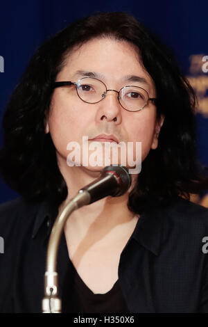 Directeur Shunji Iwai assiste à une conférence de presse tenue par le Festival du Film de Tokyo 2016 au Club des correspondants étrangers du Japon le 4 octobre 2016, Tokyo, Japon. Iwai est cette année, le directeur de l'accent dans le Japon aujourd'hui l'article du festival. Son dernier film une fiancée pour Rip Van Winkle sera projeté pendant le Festival du Film de Tokyo (TIFF) 2016 qui se déroule du 25 octobre au 3 novembre. © Rodrigo Reyes Marin/AFLO/Alamy Live News Banque D'Images