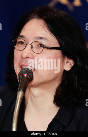 Directeur Shunji Iwai prend la parole lors d'une conférence de presse organisée par le Festival du Film de Tokyo 2016 au Club des correspondants étrangers du Japon le 4 octobre 2016, Tokyo, Japon. Iwai est cette année, le directeur de l'accent dans le Japon aujourd'hui l'article du festival. Son dernier film une fiancée pour Rip Van Winkle sera projeté pendant le Festival du Film de Tokyo (TIFF) 2016 qui se déroule du 25 octobre au 3 novembre. © Rodrigo Reyes Marin/AFLO/Alamy Live News Banque D'Images