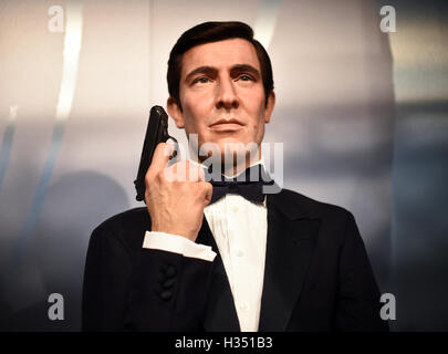 Berlin, Allemagne. 4ème Oct, 2016. Un de cire l'acteur George Lazenby jouant le rôle de James Bond, chez Madame Tussauds à Berlin, Allemagne, 4 octobre 2016. PHOTO : BRITTA PEDERSEN/DPA/Alamy Live News Banque D'Images