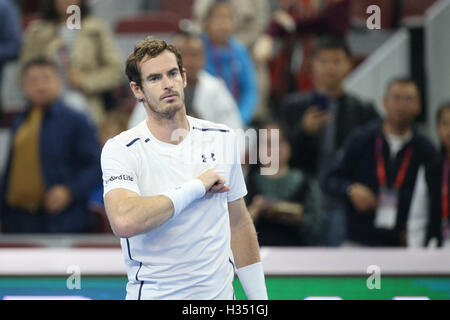 Beijing, Chine. 4ème Oct, 2016. La société britannique Andy Murray célèbre après le premier tour du tournoi match contre l'Italie à Andreas Seppi le tournoi de tennis Open de Chine à Beijing, capitale de Chine, le 4 octobre 2016. Andy Murray a remporté le match 2-0. Credit : Xing Guangli/Xinhua/Alamy Live News Banque D'Images