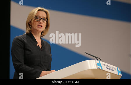 Birmingham, UK. 4 octobre, 2016. L'Amber Rudd Mp Accueil Conférence 2016 Secrétaire Parti conservateur l'Icc Birmingham, Birmingham, Angleterre 04 octobre 2016 traite de la conférence du parti conservateur à la Cpi 2016 Birmingham, Birmingham, Angleterre Allstar Crédit : photo library/Alamy Live News Banque D'Images