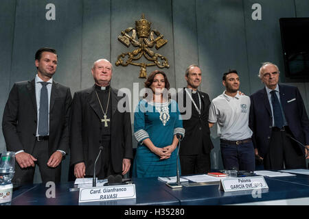 Cité du Vatican, Vatican. Le 04 octobre, 2016. "Le sport au service de l'humanité" Conférence de presse, au Centre de Presse du Vatican, dans la Cité du Vatican, Cité du Vatican, le 04 octobre 2016. Le Vatican sera l'hôte de la première "Le sport au service de l'humanité" Conférence avec le Pape François prévue pour participer à la cérémonie d'ouverture le mercredi 5 octobre 2016, avec le secrétaire général des Nations Unies, Ban Ki-moon et le président du Comité International Olympique Thomas Bach. Credit : Giuseppe Ciccia/Alamy Live News Banque D'Images