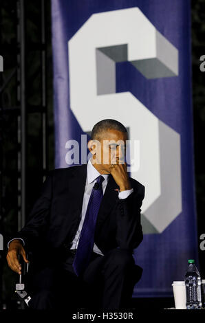 Washington DC, USA. 3 octobre, 2016. Le président des États-Unis Barack Obama participe à un groupe de discussion sur le changement climatique dans le cadre de la Maison Blanche South by South Lawn (SXSL) cas sur l'importance de la protection de la même planète que nous avons pour les générations futures, sur la pelouse Sud de la Maison Blanche, Washington DC, 3 octobre 2016. Credit : Aude Guerrucci / Piscine via CNP /MediaPunch Banque D'Images