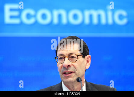 Washington, DC, USA. 4ème Oct, 2016. Maurice Obstfeld, chef économiste au Fonds monétaire international (FMI), assiste à un point de presse au siège du FMI à Washington, DC, États-Unis, le 4 octobre 2016. Le Fonds monétaire international (FMI) le mardi a maintenu sa prévision pour la croissance mondiale en 2016 à 3,1 pour cent, en disant que la croissance se poursuivra sans subpar déterminé l'action politique. Credit : Yin Bogu/Xinhua/Alamy Live News Banque D'Images