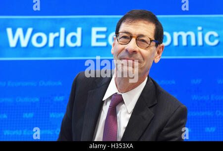 Washington, DC, USA. 4ème Oct, 2016. Maurice Obstfeld, chef économiste au Fonds monétaire international (FMI), assiste à un point de presse au siège du FMI à Washington, DC, États-Unis, le 4 octobre 2016. Le Fonds monétaire international (FMI) le mardi a maintenu sa prévision pour la croissance mondiale en 2016 à 3,1 pour cent, en disant que la croissance se poursuivra sans subpar déterminé l'action politique. Credit : Yin Bogu/Xinhua/Alamy Live News Banque D'Images