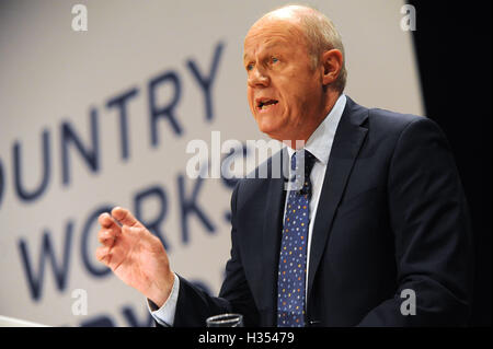 Birmingham, UK. 4ème Oct, 2016. Damian Green, secrétaire d'état du travail et des pensions offre son discours de conférence, le troisième jour du congrès du parti conservateur à la CPI de Birmingham. Le thème du discours était "une société qui fonctionne pour tout le monde". Cette conférence fait suite à la décision d'un référendum pour la Grande-Bretagne à quitter l'Union européenne, et l'élection subséquente de Theresa peut comme chef du parti conservateur. Crédit : Kevin Hayes/Alamy Live News Banque D'Images