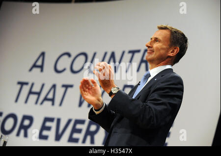 Birmingham, UK. 4ème Oct, 2016. Jeremy Hunt, secrétaire d'État à la santé, offre son discours de conférence, le troisième jour du congrès du parti conservateur à la CPI de Birmingham. Le thème du discours était "une société qui fonctionne pour tout le monde". Cette conférence fait suite à la décision d'un référendum pour la Grande-Bretagne à quitter l'Union européenne, et l'élection subséquente de Theresa peut comme chef du parti conservateur. Crédit : Kevin Hayes/Alamy Live News Banque D'Images