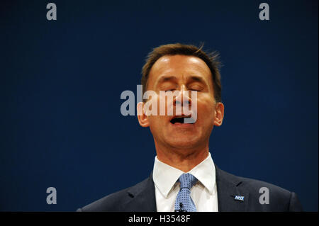 Birmingham, UK. 4ème Oct, 2016. Jeremy Hunt, secrétaire d'État à la santé, offre son discours de conférence, le troisième jour du congrès du parti conservateur à la CPI de Birmingham. Le thème du discours était "une société qui fonctionne pour tout le monde". Cette conférence fait suite à la décision d'un référendum pour la Grande-Bretagne à quitter l'Union européenne, et l'élection subséquente de Theresa peut comme chef du parti conservateur. Crédit : Kevin Hayes/Alamy Live News Banque D'Images