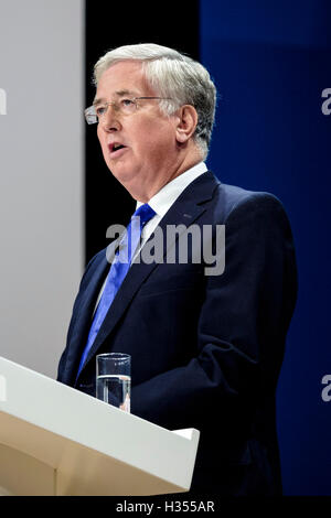 Jour 3 de la conférence du parti conservateur le 04/10/2016 à Birmingham, Birmingham ICC. Les personnes sur la photo : Michael FALLON MP, Secrétaire d'État à la défense , membre du Conseil national de sécurité, les adresses conférence . Photo par Julie Edwards. Banque D'Images