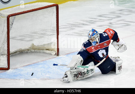 Berlin, Allemagne. 08Th Oct, 2016. Gardien du Eisbaeren Petri Vehanen en action lors de la Ligue des champions de hockey sur glace match final entre Berlin et Eisbaeren EV Zug dans la Mercedes Benz Arena de Berlin, Allemagne, 04 octobre 2016. Photo : RAINER JENSEN/dpa/Alamy Live News Banque D'Images