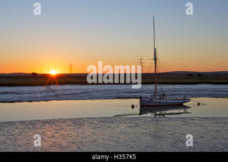 Ruisseau de Faversham, Kent, UK. 5 octobre 2016 : Météo France. Lever du soleil s'allume Faversham creek lorsque la marée se retire sur une belle cool et parfaitement claires mercredi matin. L'un des derniers Whitstable Oyster Yawls, Gamecock F76 construit il y a plus de 100 ans se trouve à l'ancre. Haute pression sur la Scandinavie domine la météo du pays, pour les quelques jours de crédit : Alan Payton/Alamy Live News Banque D'Images