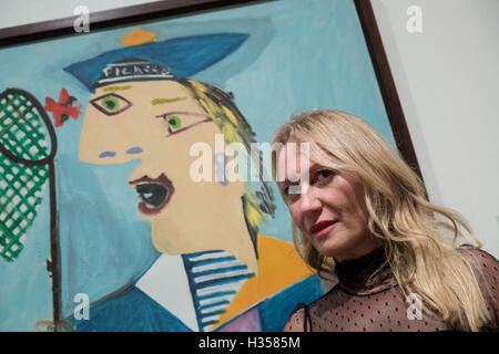 Londres, Royaume-Uni. 5 octobre, 2016. Pablo Picasso, la petite-fille de Diana Widmaier-Picasso, pose d'une peinture de Picasso de sa mère 'Maya dans un costume de marin' (1938) à la National Portrait Gallery de l'ouverture de l'exposition 'Picasso Portraits' qui se concentre sur les portraits de personnes qu'il connaissait. Crédit : Guy Josse/Alamy Live News Banque D'Images