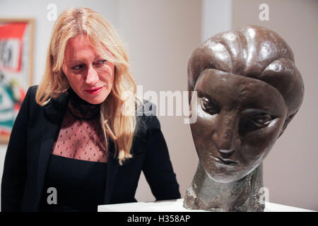 National Portrait Gallery, Londres, Grande-Bretagne, 5 Oct 2016. Diana Widmaier-Picasso (petite-fille de Picasso). Portraits de Picasso à la National Portrait Gallery se concentre sur ses portraits de personnes qu'il connaissait. Credit : Dinendra Haria/Alamy Live News Banque D'Images