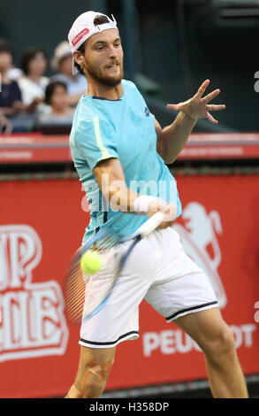 Tokyo, Japon. 5ème Oct, 2016. Joao de Sousa Portugal renvoie la balle contre Kei Nishikori japonaise au cours de la deuxième ronde de l'Rakuten Japon Open tennis championships à Tokyo, le mercredi 5 octobre 2016. Sousa défait la première Nishikori ensemencées comme Nishikori a retiré le jeu de blessure. Credit : Yoshio Tsunoda/AFLO/Alamy Live News Banque D'Images