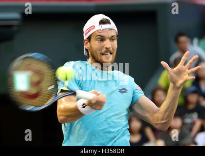 Tokyo, Japon. 5ème Oct, 2016. Joao de Sousa Portugal renvoie la balle contre Kei Nishikori japonaise au cours de la deuxième ronde de l'Rakuten Japon Open tennis championships à Tokyo, le mercredi 5 octobre 2016. Sousa défait la première Nishikori ensemencées comme Nishikori a retiré le jeu de blessure. Credit : Yoshio Tsunoda/AFLO/Alamy Live News Banque D'Images