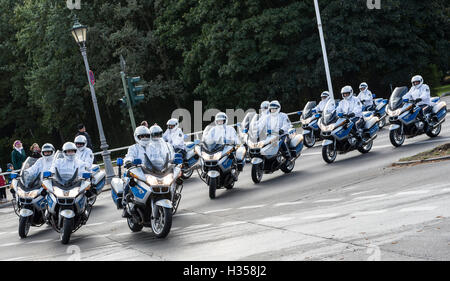 La soi-disant 'white mice' accompagner l'escorte du Roi Carl Gustaf et la Reine Silvia de Suède sur leur route à travers Berlin, Allemagne, 05 octobre 2016. Le couple royal suédois est sur une visite de quatre jours en Allemagne. Arrête : Berlin, Hambourg, Saxe-Anhalt, Saxe et. Photo : PAUL ZINKEN/dpa Banque D'Images