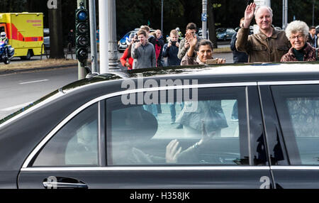 Le Roi Carl Gustaf et la Reine Silvia de Suède à travers Berlin, Allemagne, 05 octobre 2016. Le couple royal suédois est sur une visite de quatre jours en Allemagne. Arrête : Berlin, Hambourg, Saxe-Anhalt, Saxe et. Photo : PAUL ZINKEN/dpa Banque D'Images