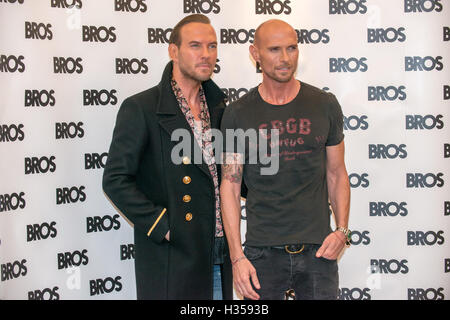 Londres, 5 octobre 2016. Conférence de presse réunion Bros à Ham Yard Hotel dans le centre de Londres. Matt et Luke Goss n'ont pas joué ensemble depuis 77 000 paniers dans le stade de Wembley le 19 août 1989. BROS jouer l'O2 de Londres le 19 août 2017. Credit : Alberto Pezzali/Alamy live news Banque D'Images