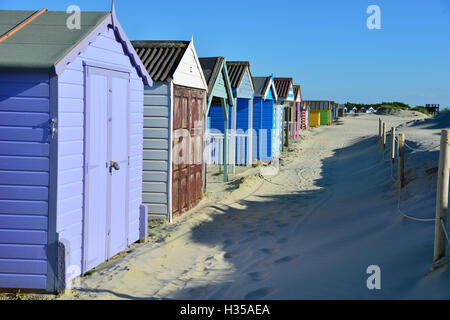 Cabines colorées sur West Wittering Beach, West Wittering, près de Chichester, West Sussex, England, UK Banque D'Images