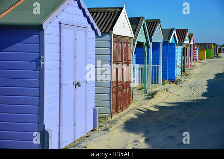 Cabines colorées sur West Wittering Beach, West Wittering, près de Chichester, West Sussex, England, UK Banque D'Images